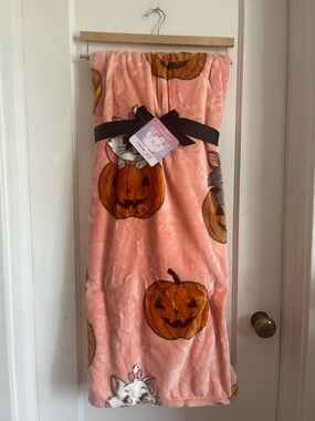 Disney Aristocats Halloween Pumpkin Plush Throw Blanket - Pink